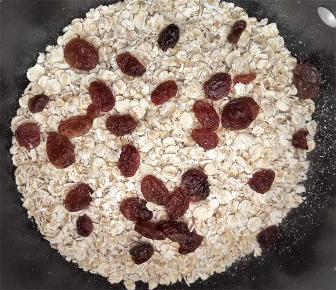 porridge oats with raisins before cooking