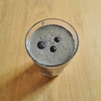 High-protein banana blueberry smoothie [vegan]