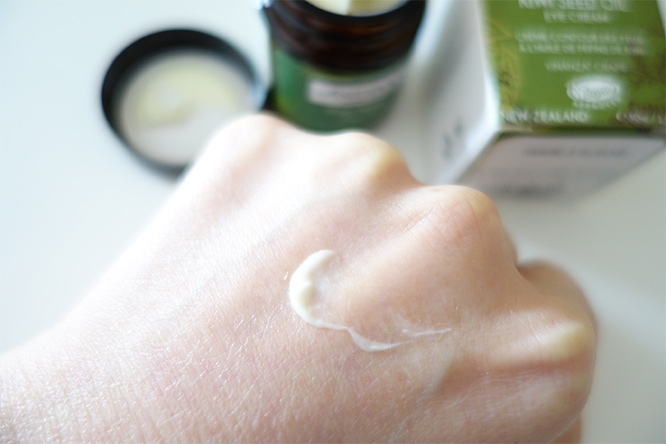Antipodes Kiwi Seed Oil eye cream - texture